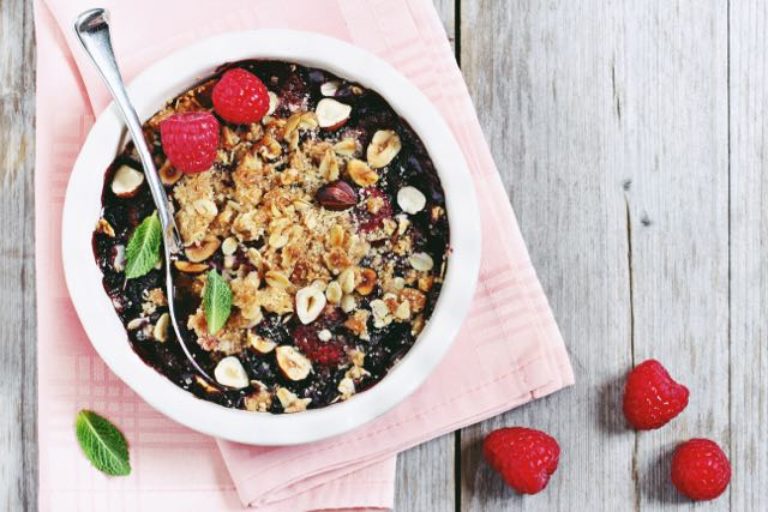 berry crumble with nuts