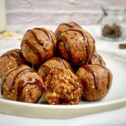 Peanut butter chocolate protein balls (1)