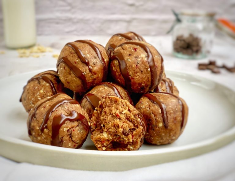 Peanut butter chocolate protein balls (1)