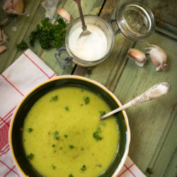 Broccoli soup with yogurt